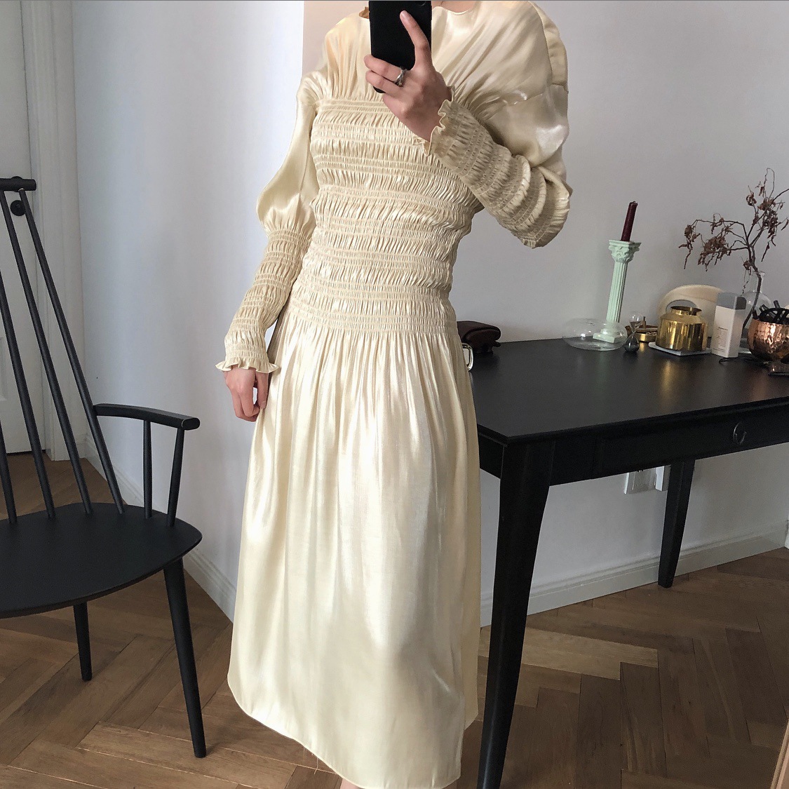 早春新ins法式气质宫廷风连衣裙收腰褶皱显瘦重磅丝光缎面长裙女