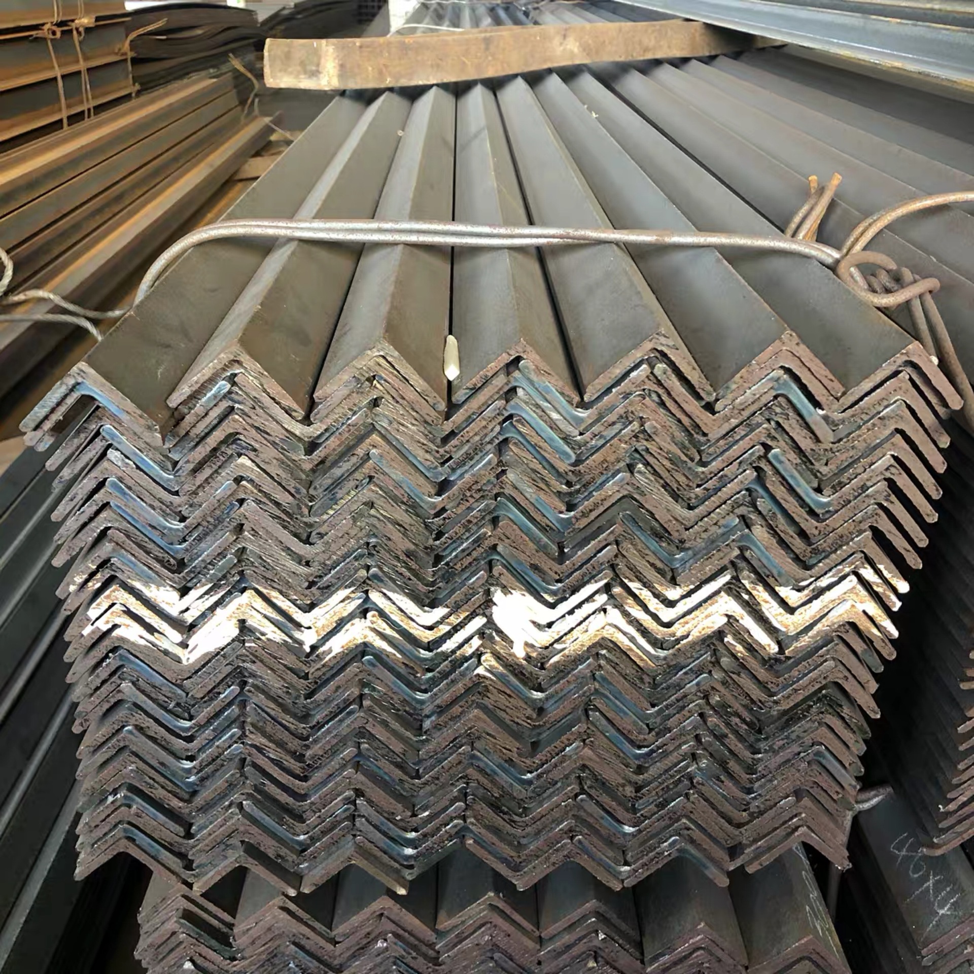唐山角铁4#热轧等边角钢q235b国标不等边角钢 建筑用等边黑角铁
