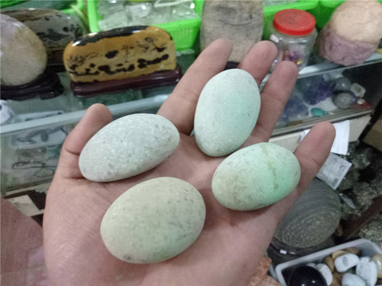 南阳镇平批发直供荧光石发光奇石夜光石手指件夜明珠原石小摆件