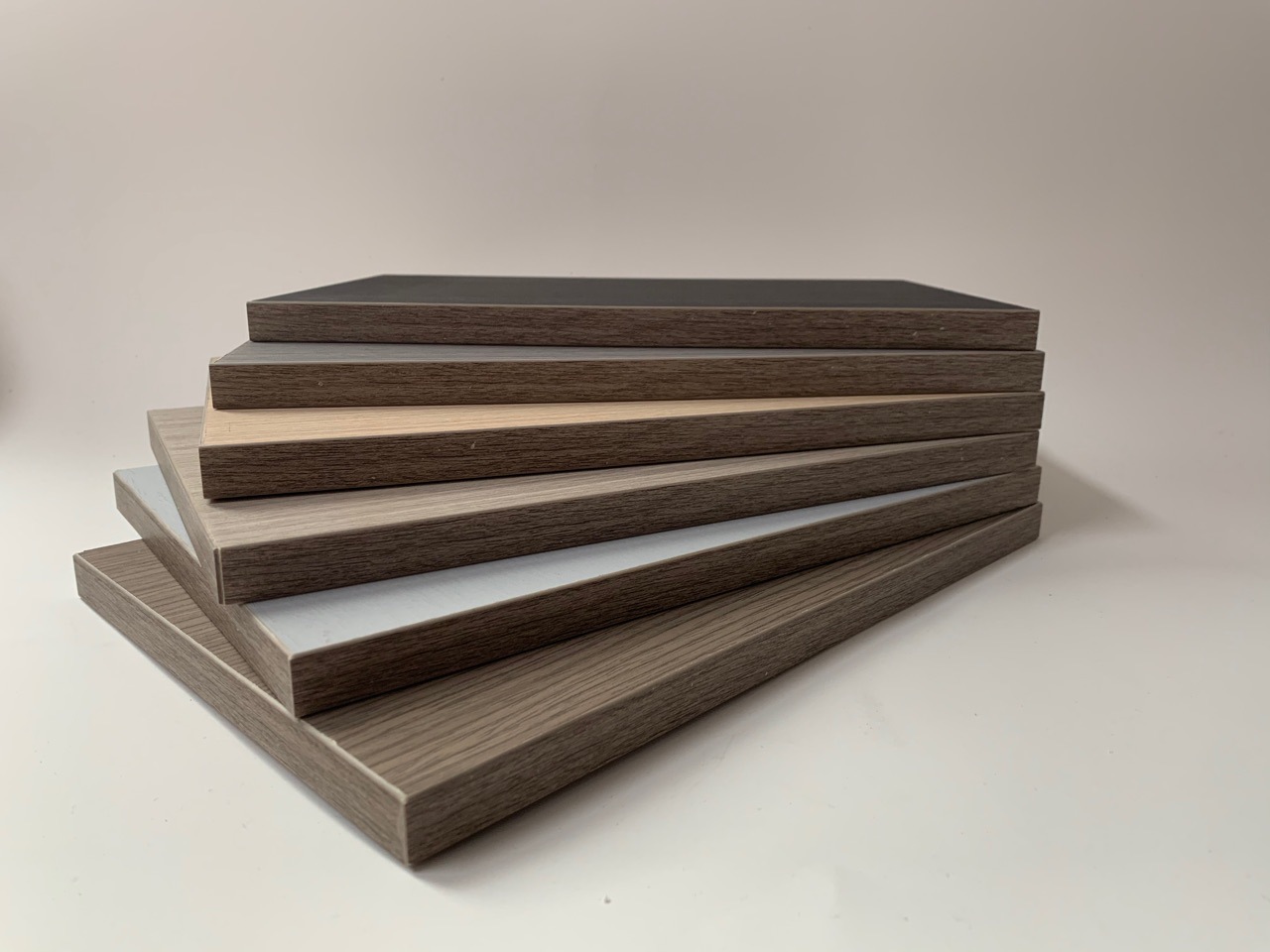 福建高密度高贴膜木纹pvc板橱柜浴室柜地面雪弗发泡板建材可用