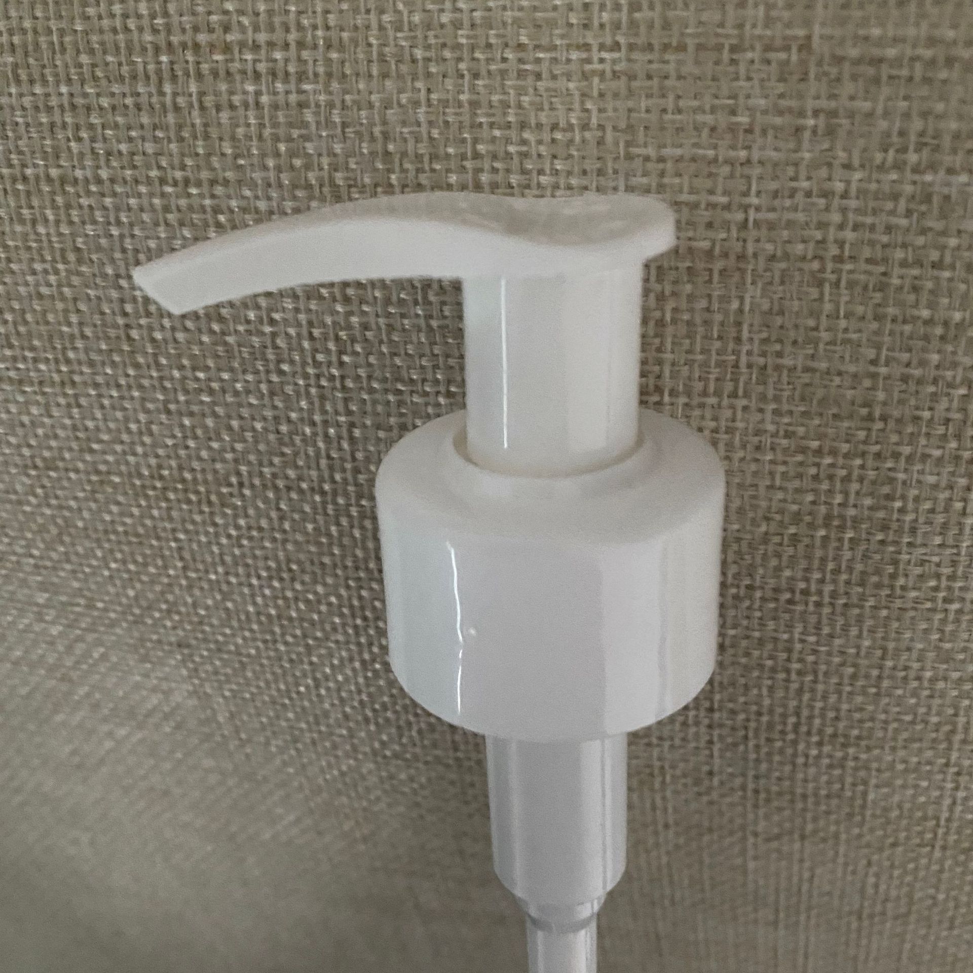 厂家按压乳液泵pp沐浴露洗发水乳液泵24牙28牙左右开关泵批发