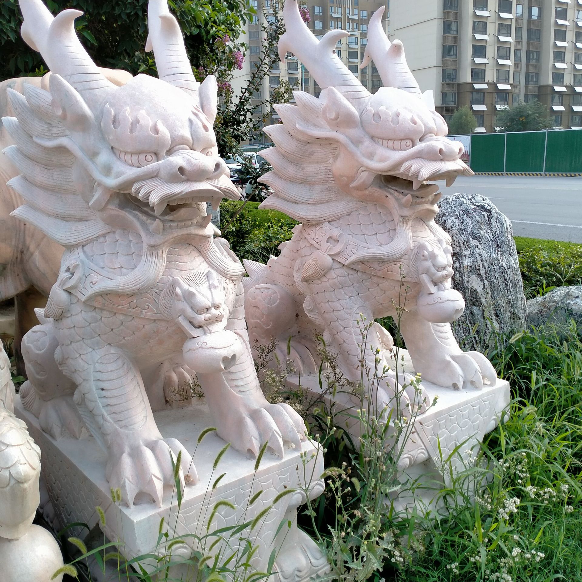 供应石雕晚霞红石麒麟 庭园酒店门口摆放青石石麒麟 汉白玉石麒麟