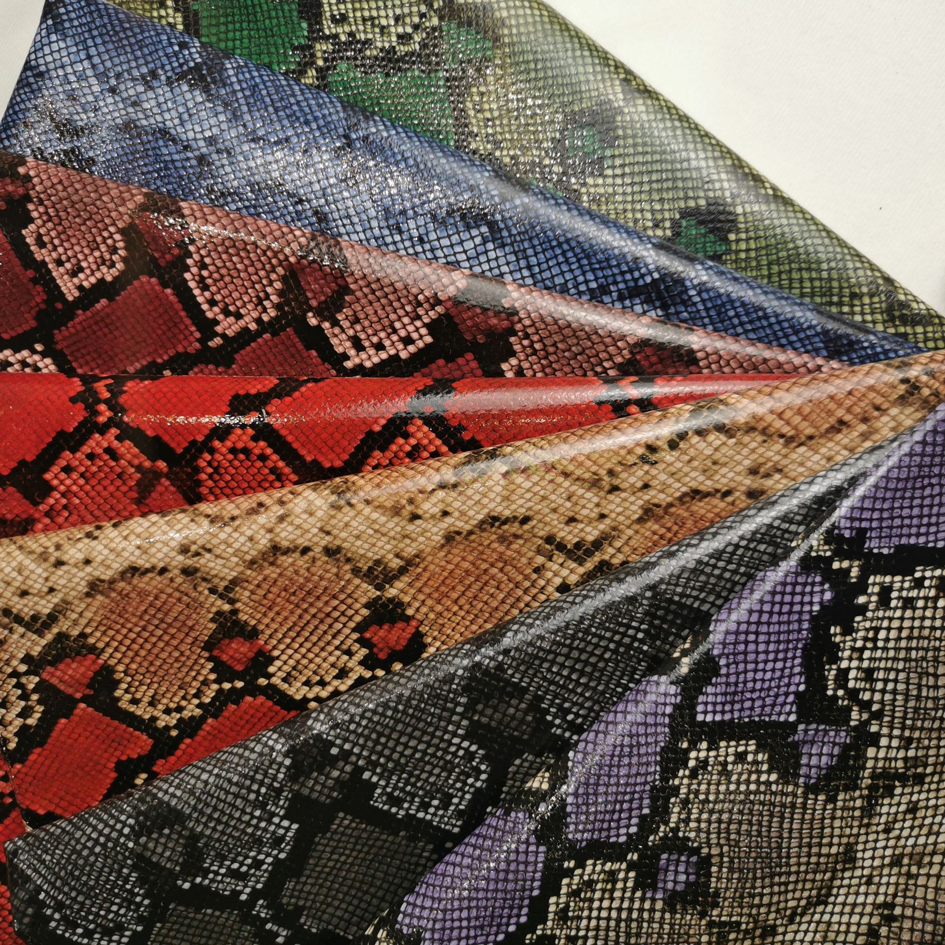 超纤底蛇纹贴膜鞋材箱包服装手机壳面料