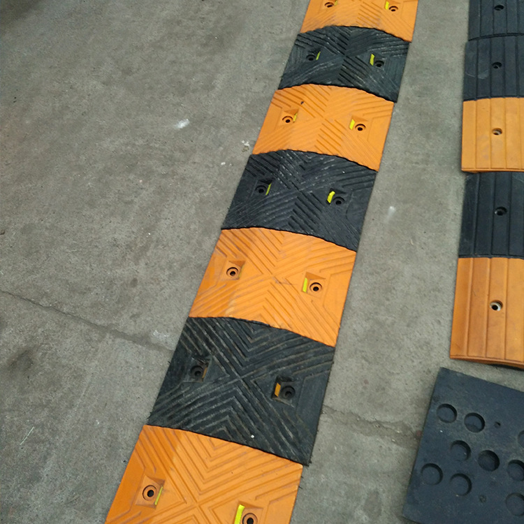 减速带橡胶加厚家用斜坡公路道路乡村马路小区铸钢汽车限速缓冲带