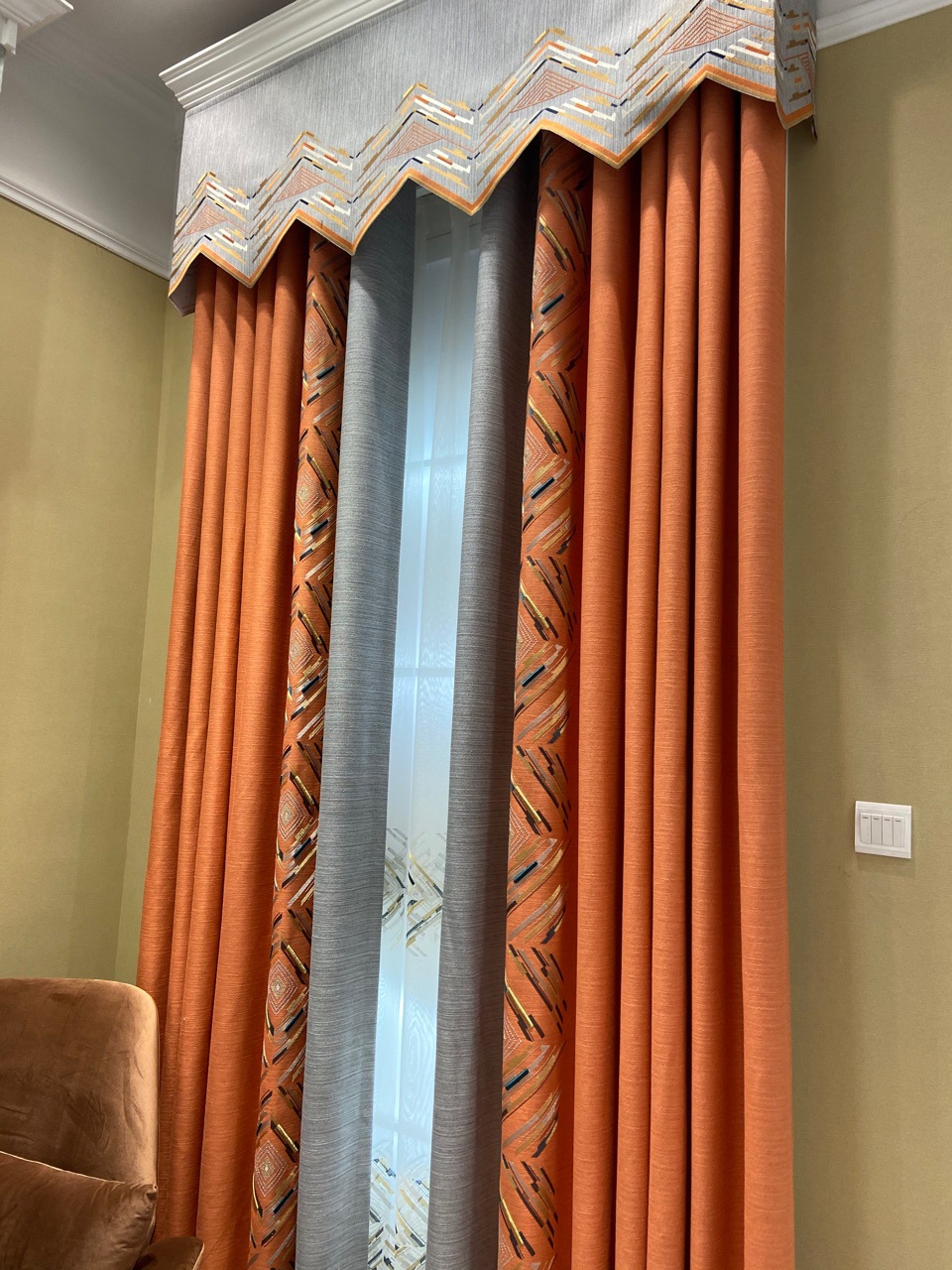 2020年新款轻奢刺绣遮光窗帘橙色绣花拼接轻奢时尚现代简欧风格