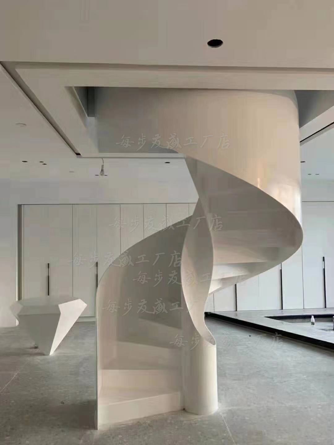 钢板弧形楼梯钢制楼梯复式别墅扶手栏杆玻璃铁艺工程商业会所楼梯