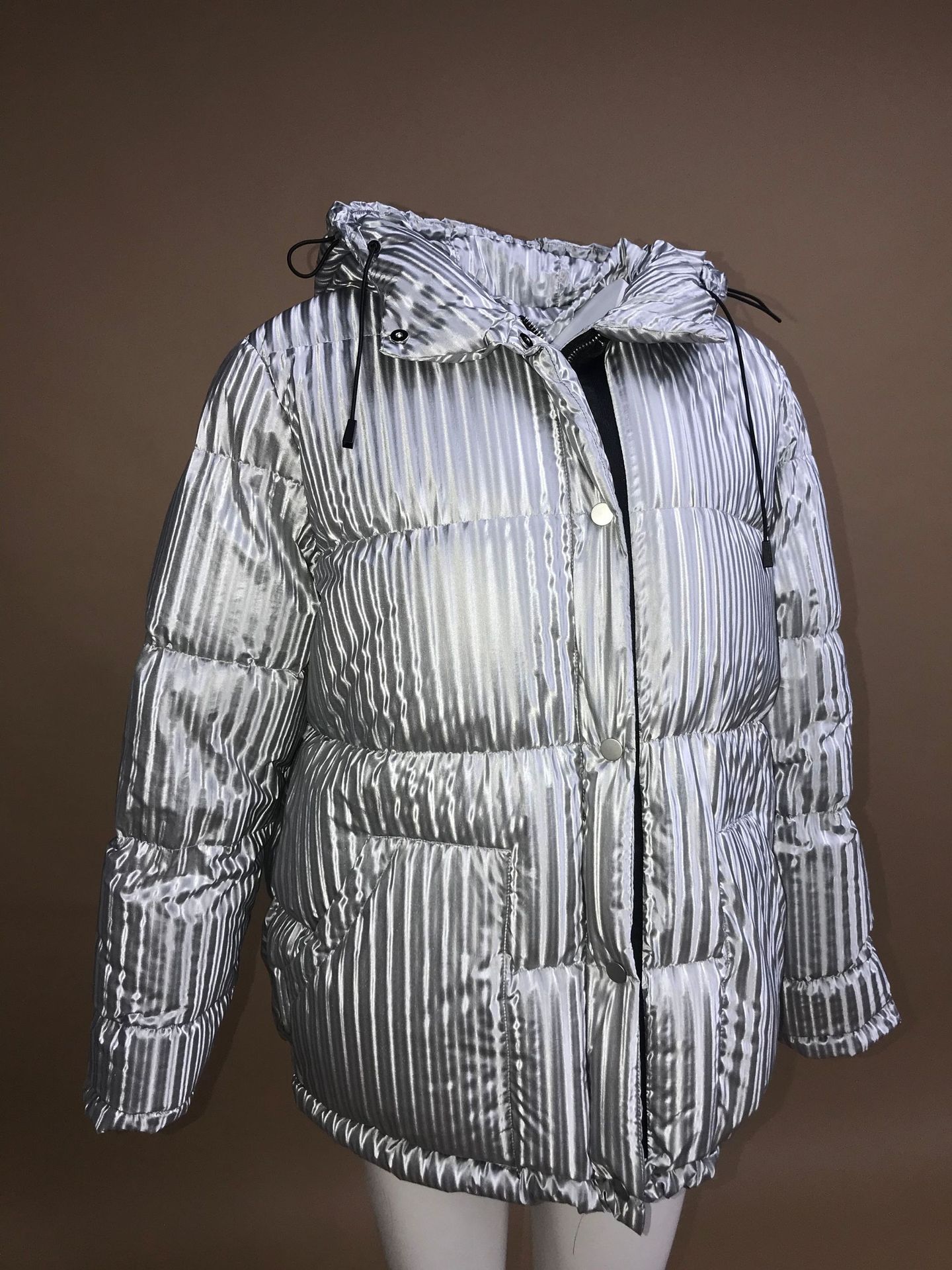 离型纸面料现货直供梦幻竖条新款羽绒服时尚布料