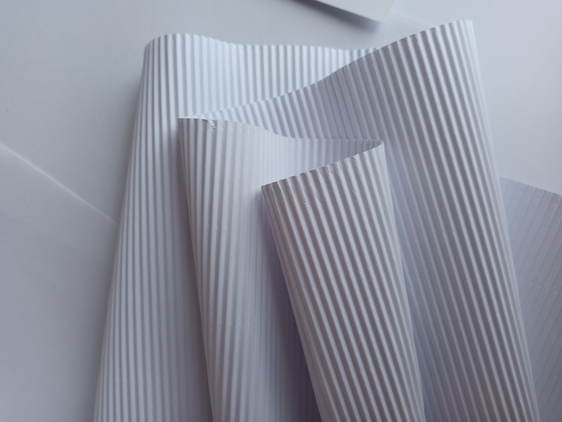 柔软瓦楞纸白色波浪裁切单张单层纸卷坑纸装饰广州厂家直销