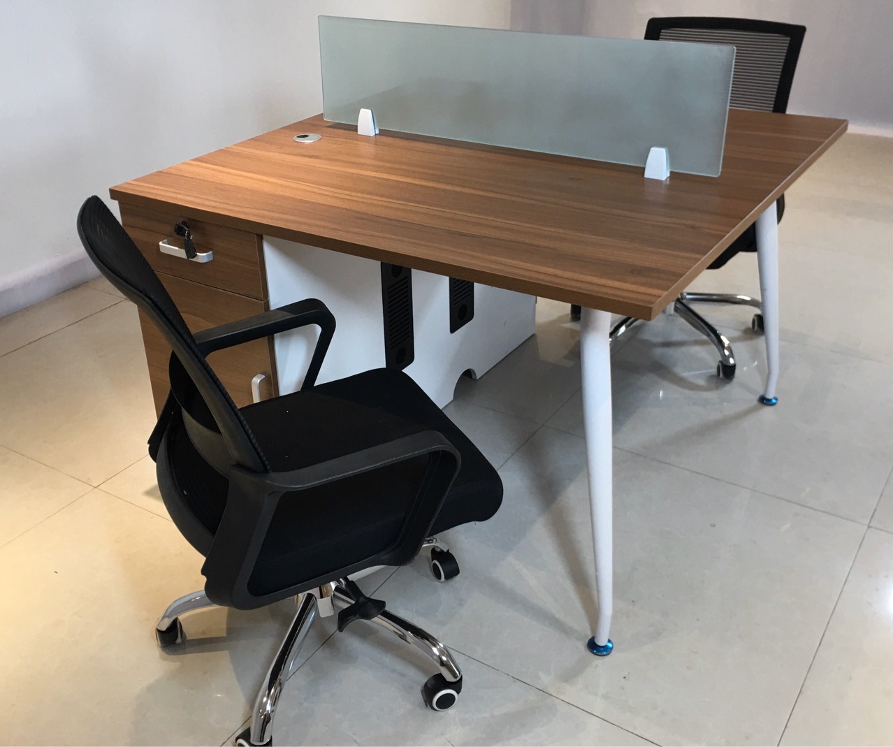 板式铁架现代简约办公桌两人位职员桌工位屏风桌卡位