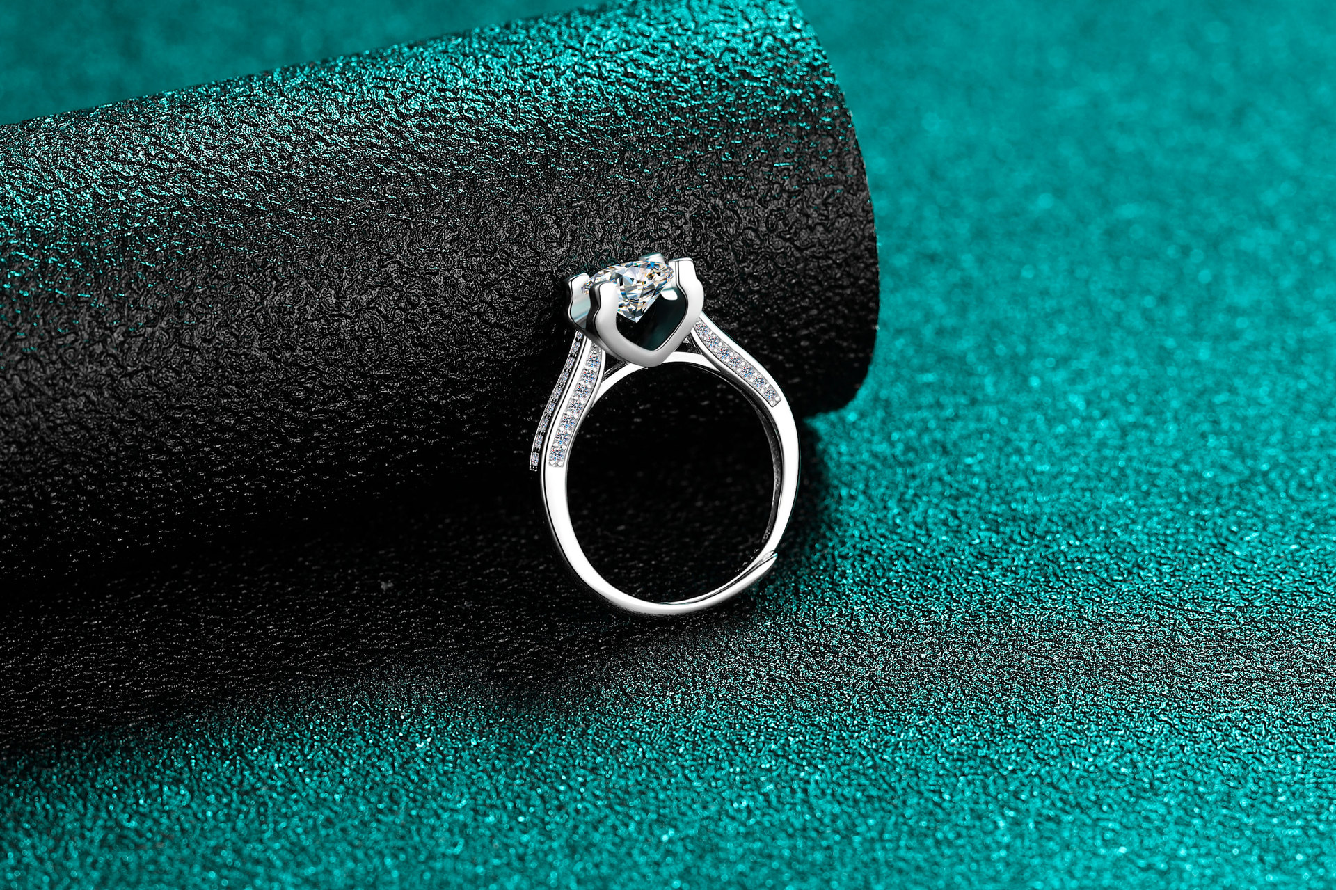 925银高端莫桑钻爱心四爪戒指女小清新牛角镶嵌钻戒时尚潮流戒环