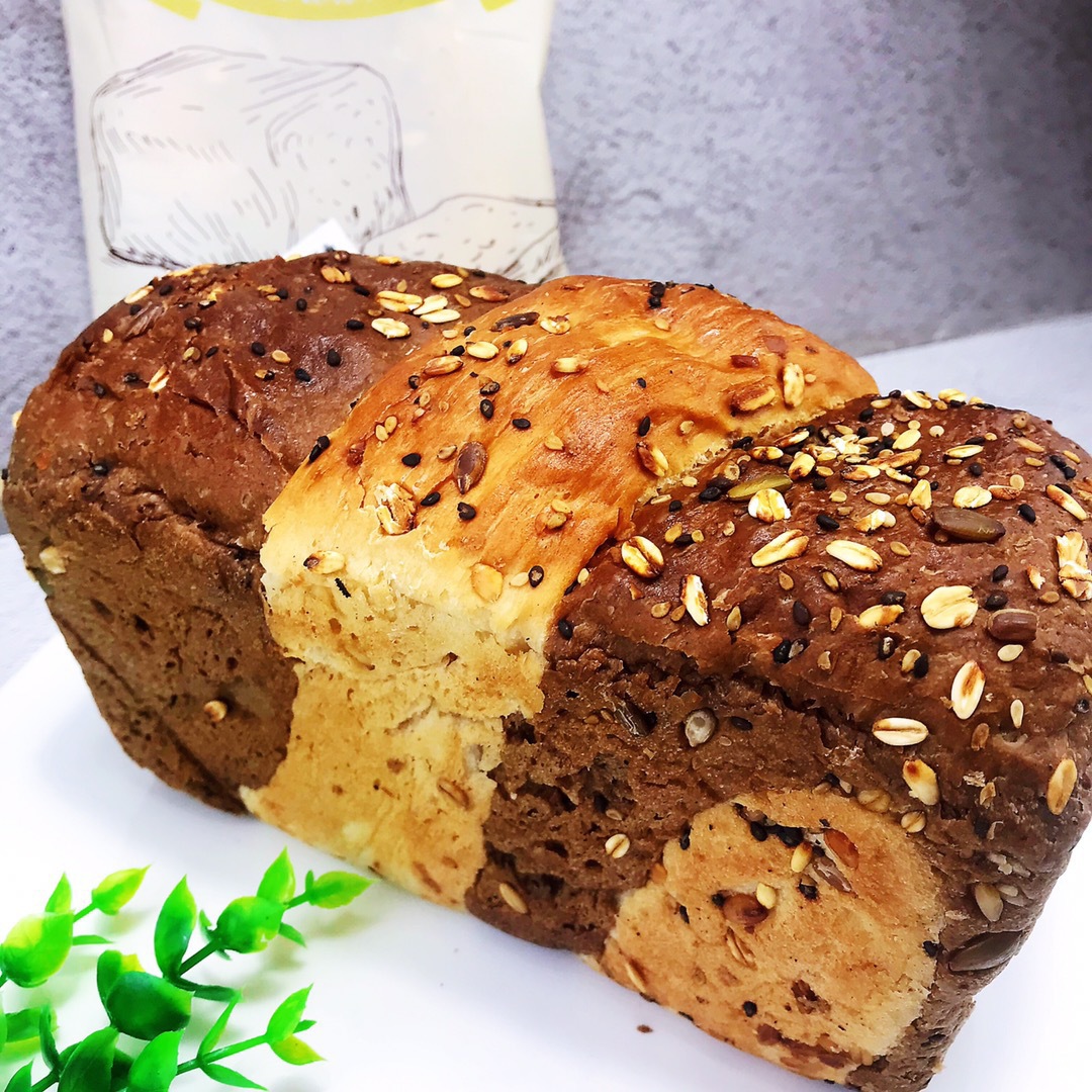 俄罗斯风味的谷物双色大列巴面包饱腹代餐健身食品微商