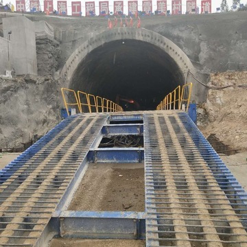 可满足12米和24米仰拱施工隧道液压仰拱栈桥仰拱钢模板仰拱台车