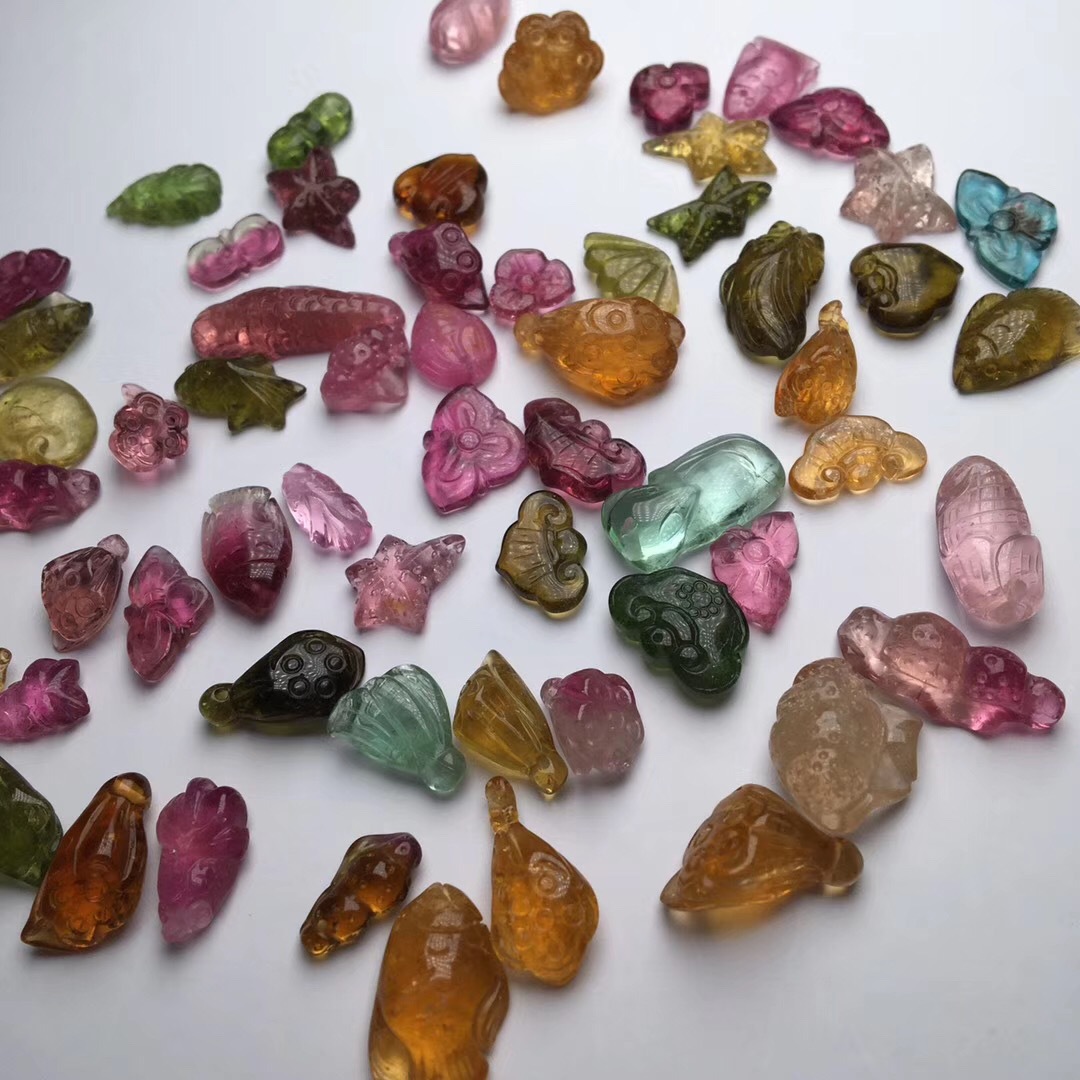 直销批发巴西碧玺小雕件 晶体通透干净无杂 题材丰富多样颜色美