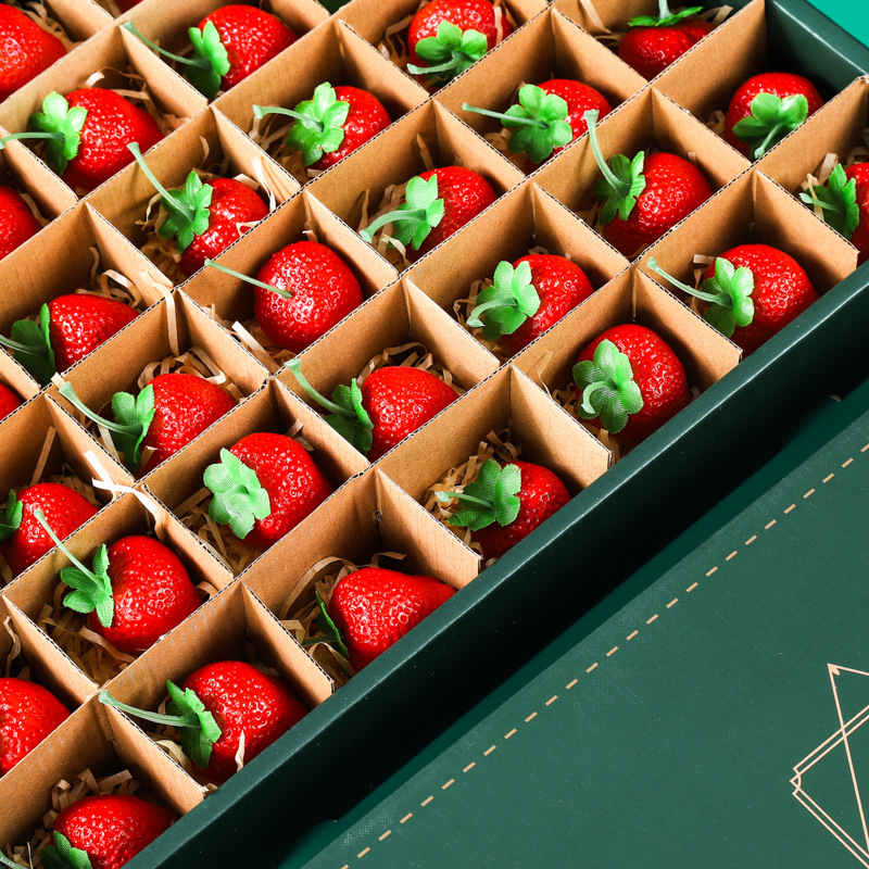 草莓过度包装图片