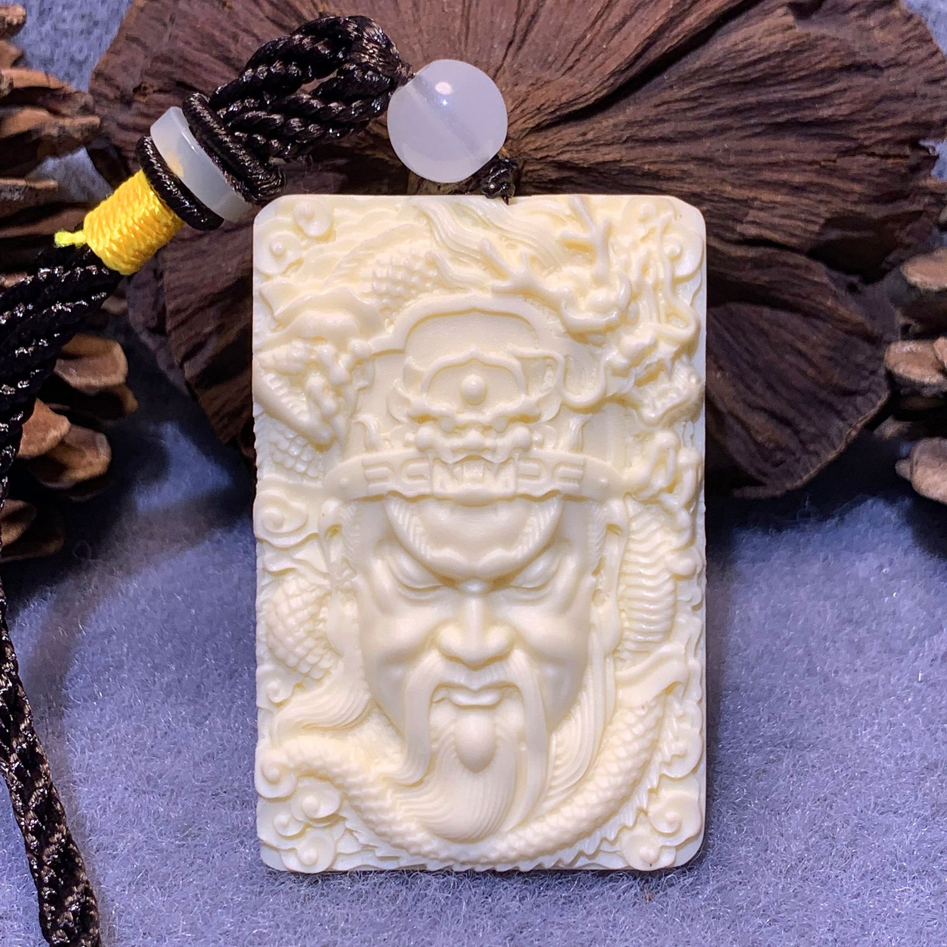 专供地摊货源 象牙果461吊牌 雕刻关公挂件 创意车挂关羽吊坠饰品