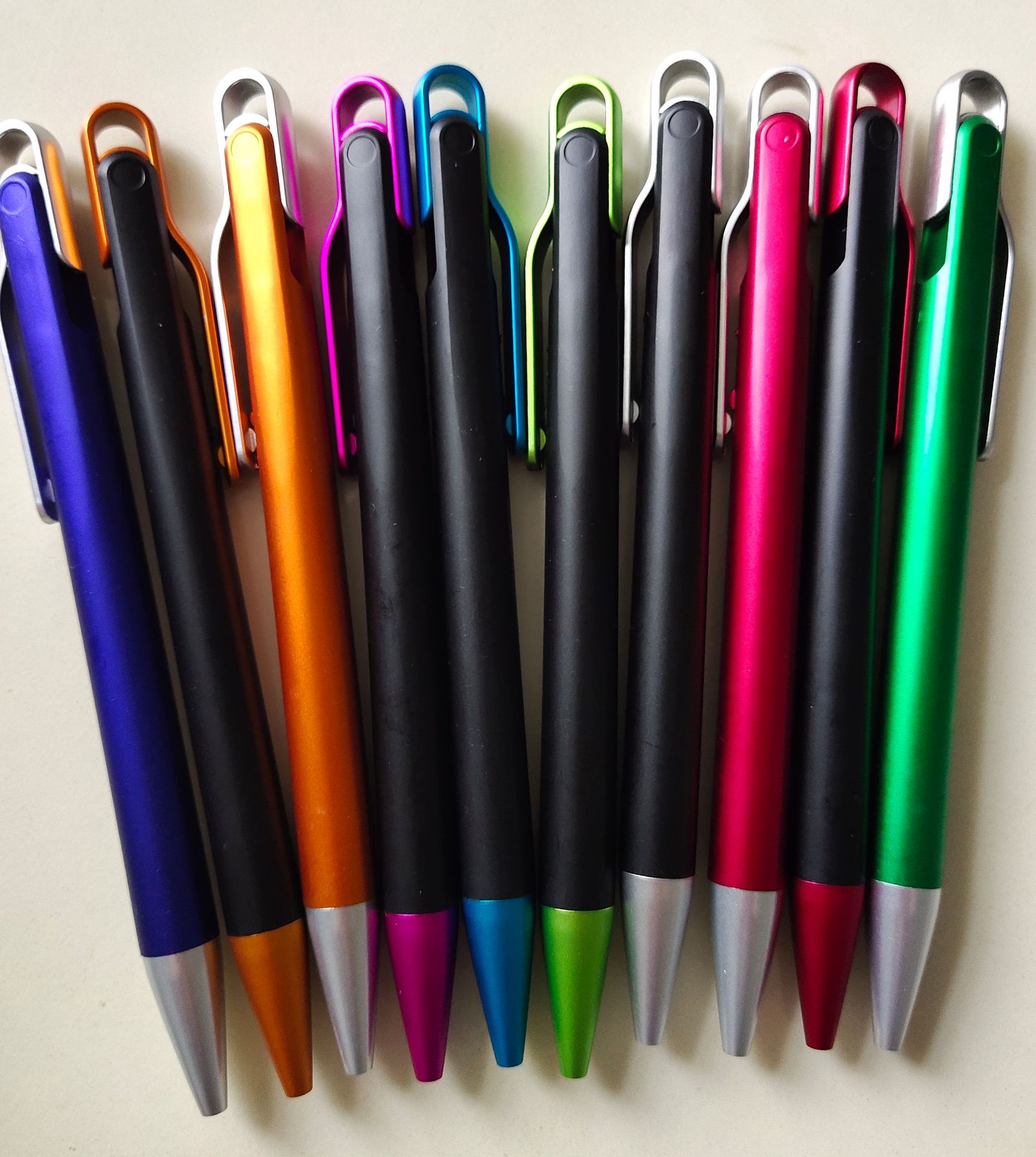 彩色黑色喷漆杆按动圆珠笔 广告笔定制logo 彩色笔夹跳动原子笔