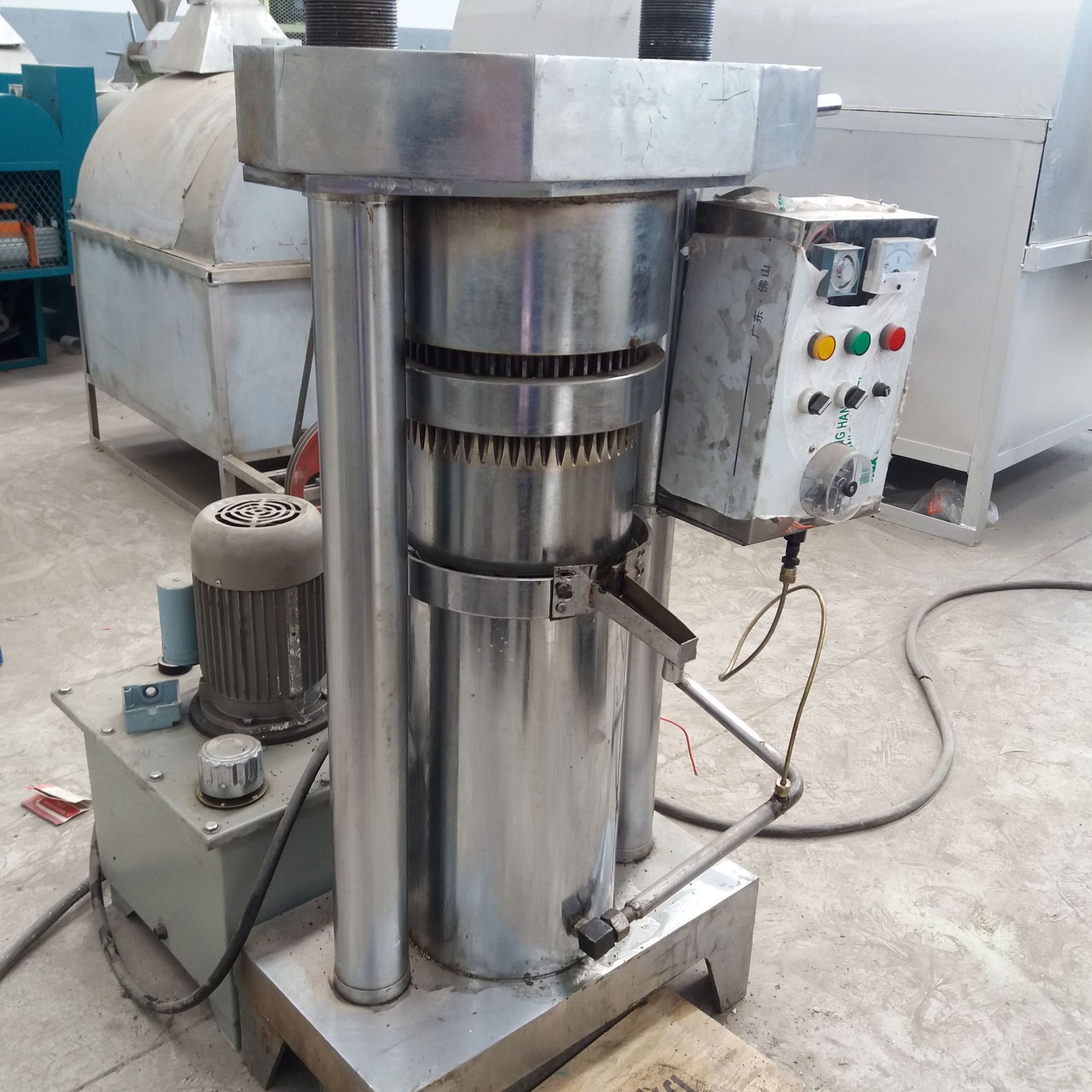 0成交1台个体商用小型芝麻榨油机 立式液压食用油榨油机 320型芝麻