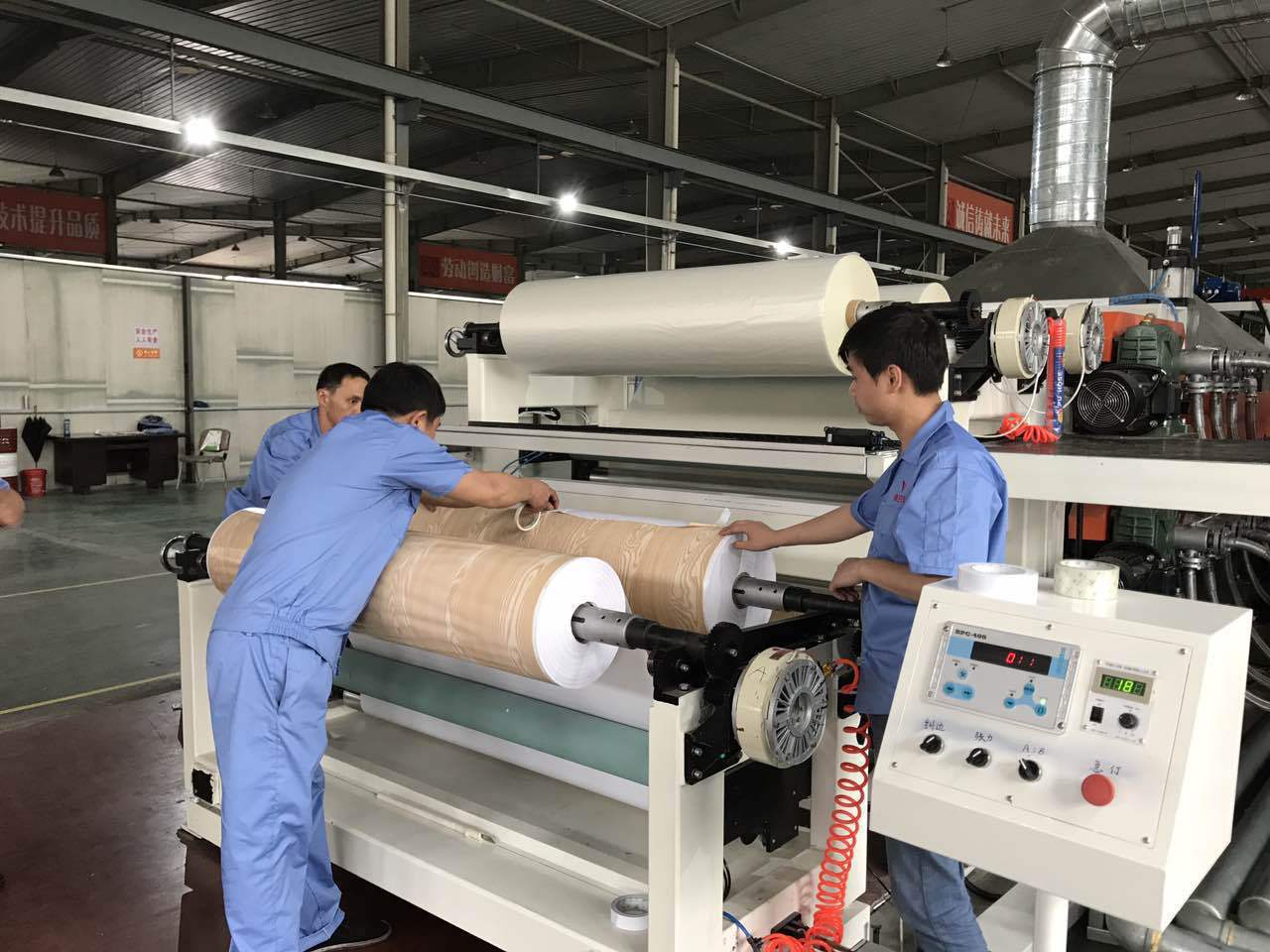 厂家直供木纹pvc吸塑膜 橱柜门房门装饰翻新家具贴膜全屋同色配套