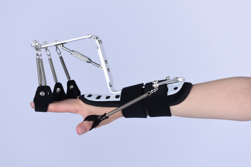 使用方便;               依靠铝合金支架上的拉力弹簧使手指及腕关节