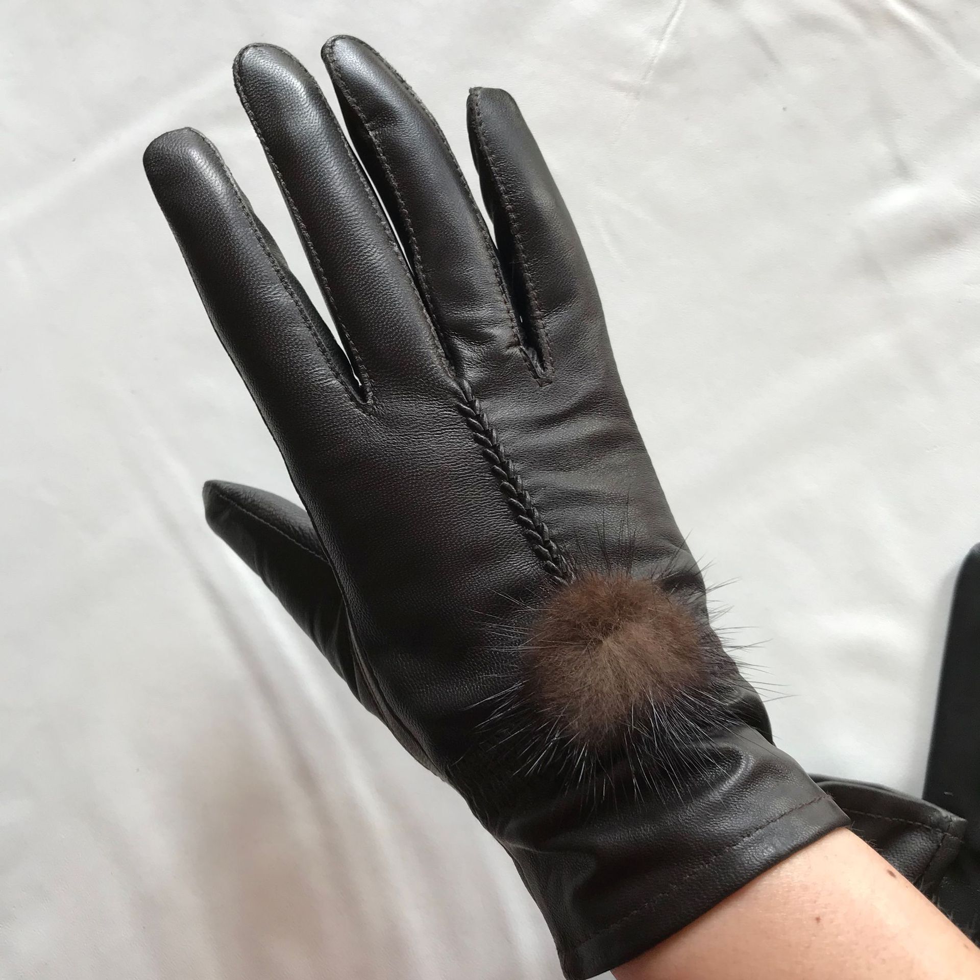 短款皮手套女士真皮手套柔软绵羊皮水貂毛球球皮草可爱薄加绒冬季