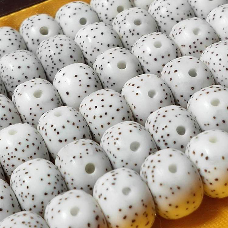 商品描述材质种类红藤果制作方法半手工半机械摆挂形式挂饰是否属于