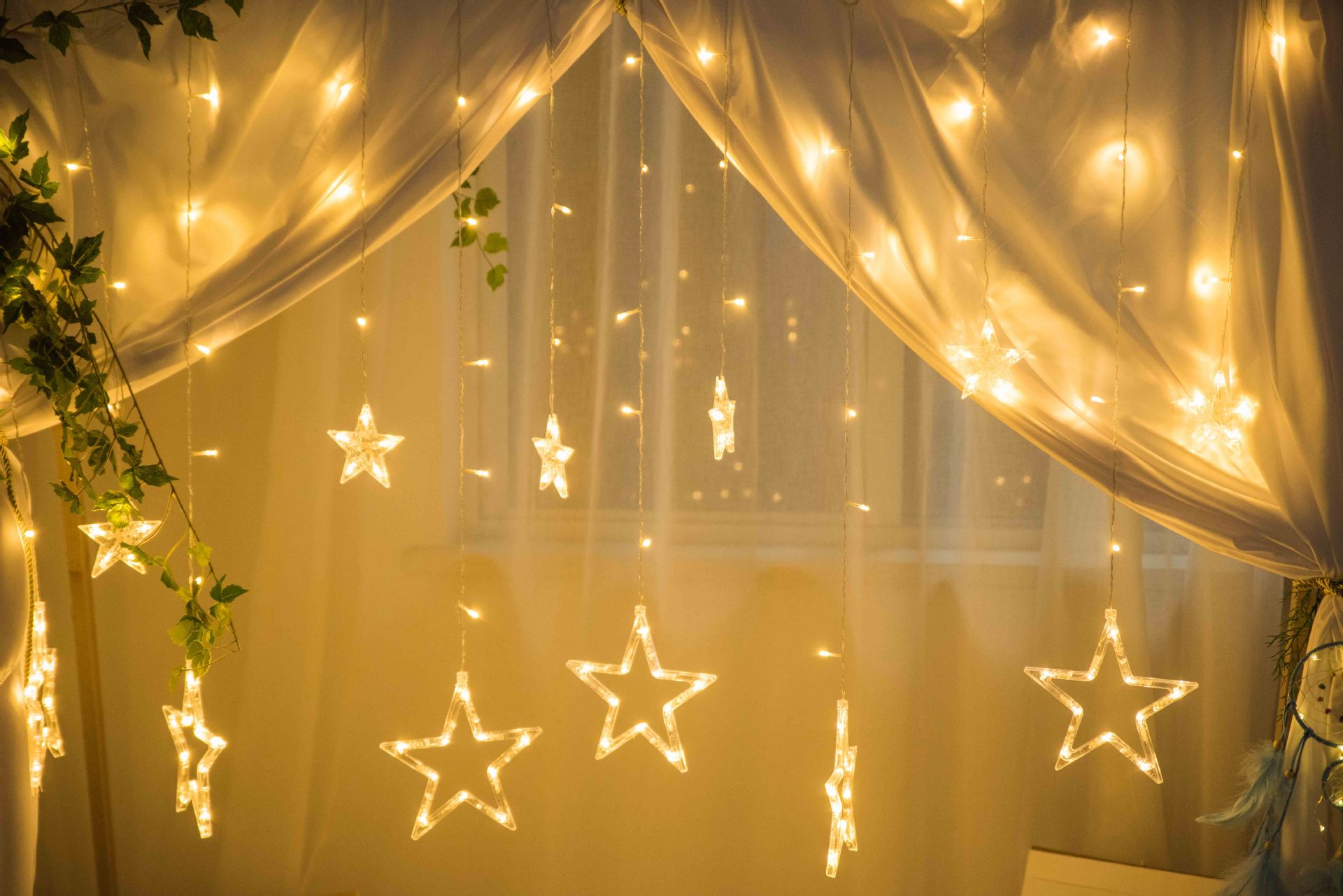 厂家直销led星星窗帘灯室内装饰灯串圣诞工艺彩灯太阳能五角星灯