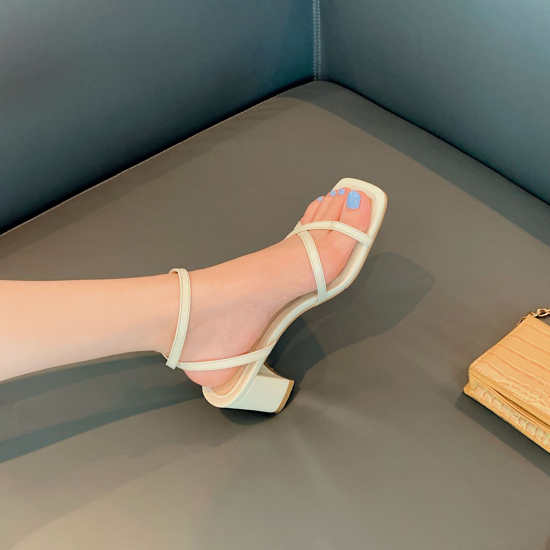 网红凉鞋女微商新款夏季时尚仙女风套趾夹脚粗跟方头一字带高跟鞋