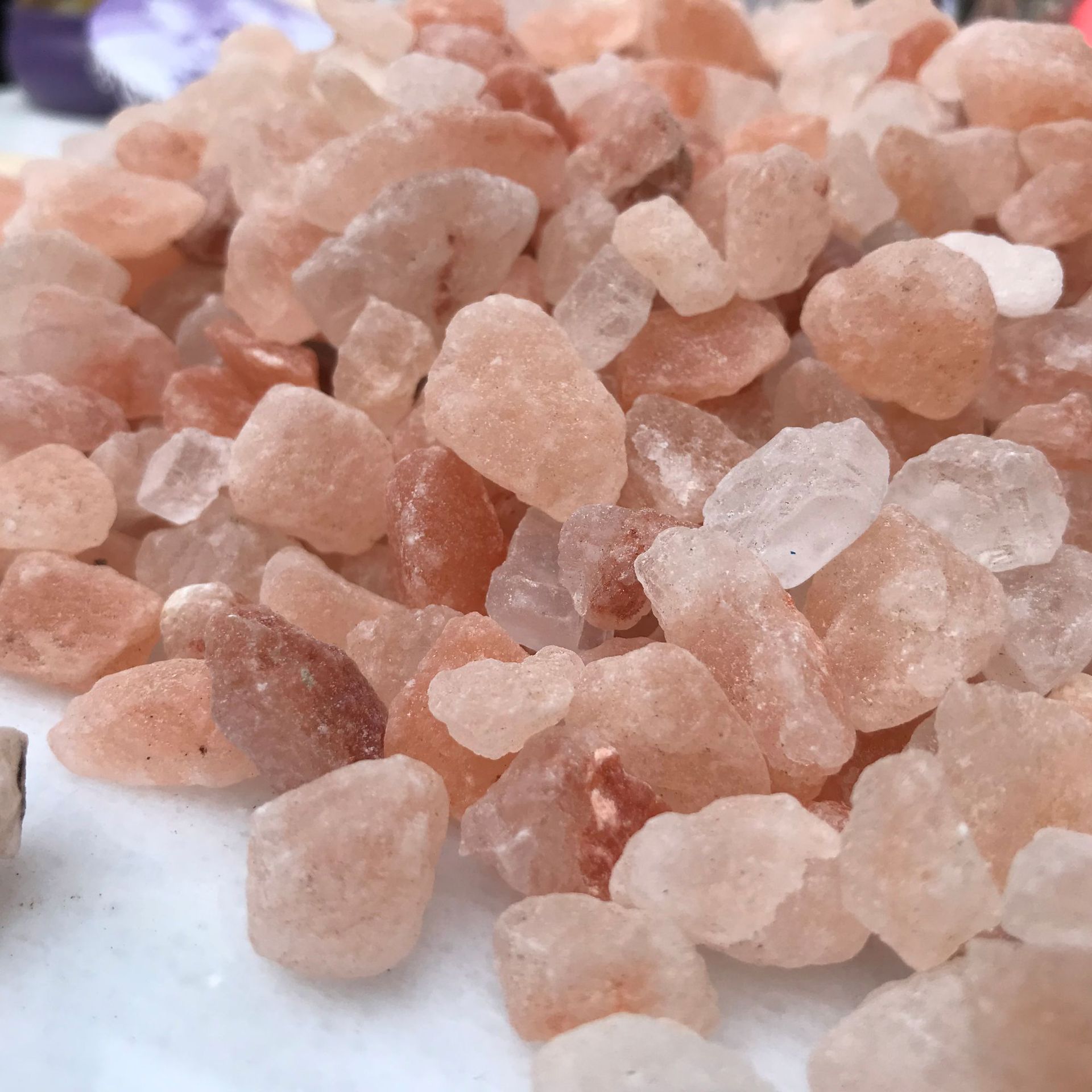 厂家供应水晶盐颗粒 矿山盐 汗蒸房用盐砖 盐砂 粉色 红色盐沙