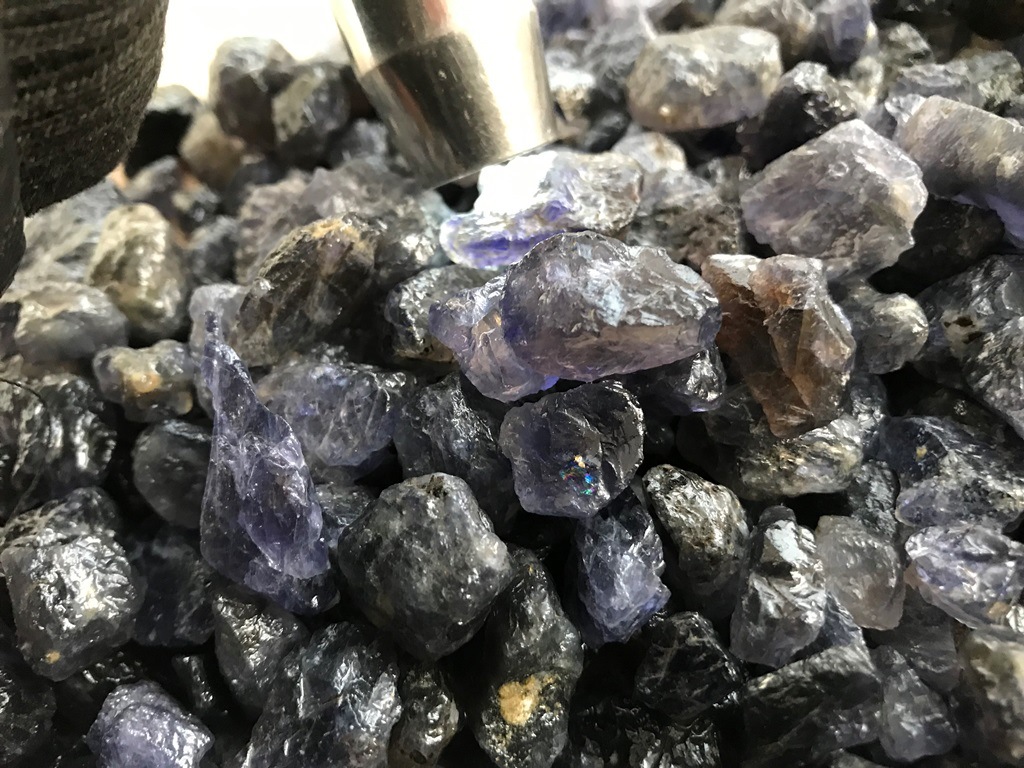 天然堇青石原矿晶体通透颜色漂亮堇青石原石