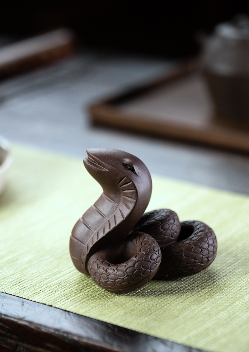 批发宜兴紫砂茶宠蛇摆件腰缠万贯十二生肖眼镜蛇雕塑茶具配件陶瓷