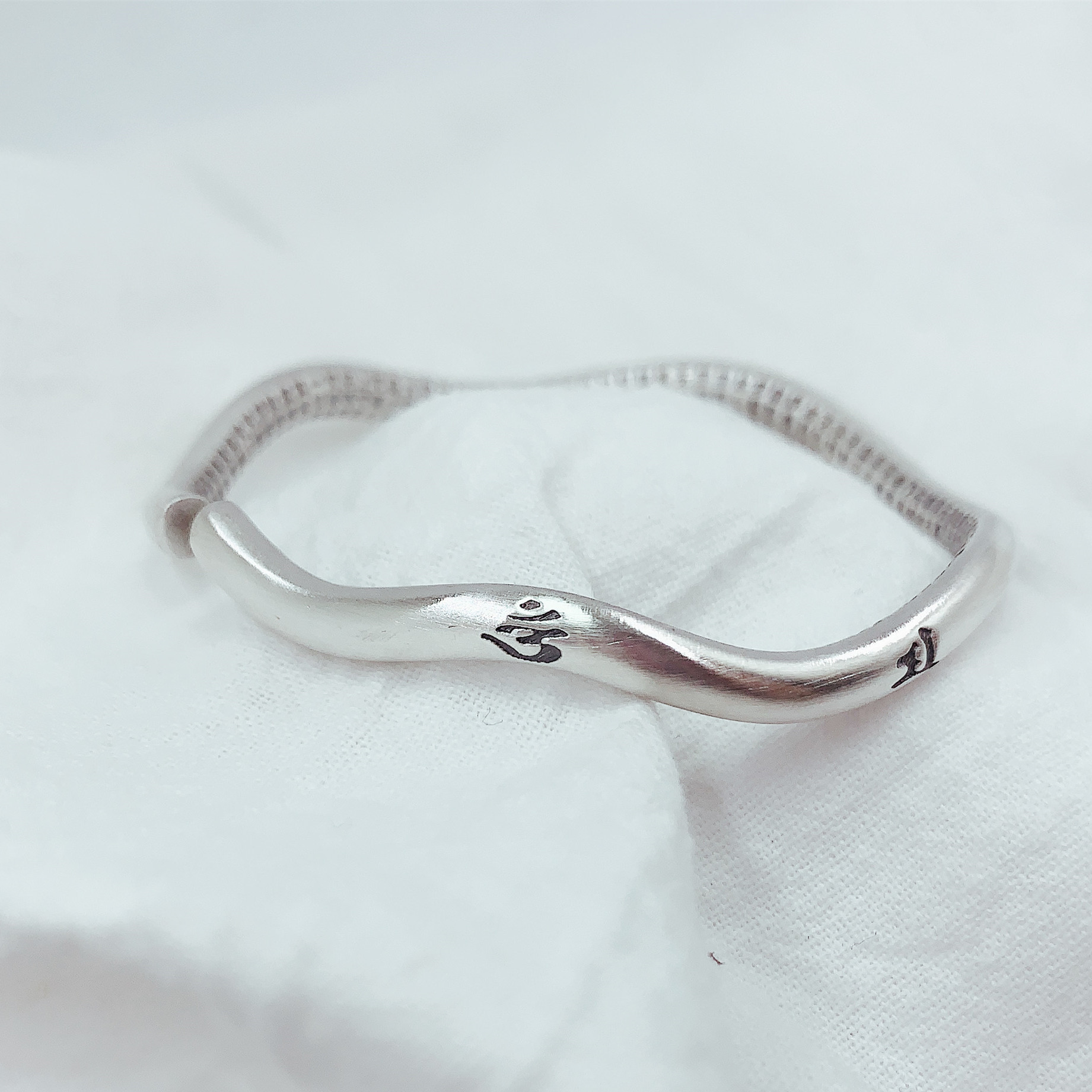 三口千银s999足银六字真言手镯波浪形开口手镯可调节藏式银手镯