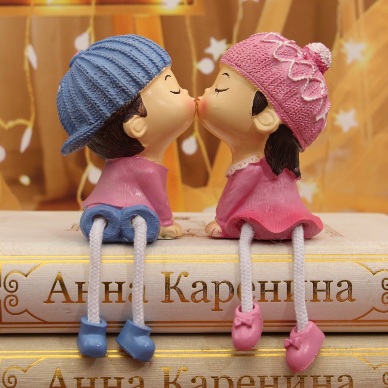 新款毛线情侣亲吻男孩女孩吊脚娃娃 树脂工艺礼品家居装饰摆件