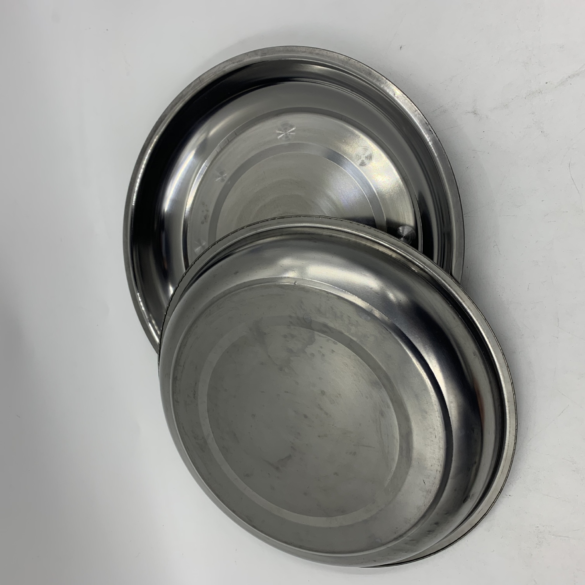 28不锈钢圆盘家用浅盘蒸盘配菜盘多用平底圆盘厂家两元百货批发