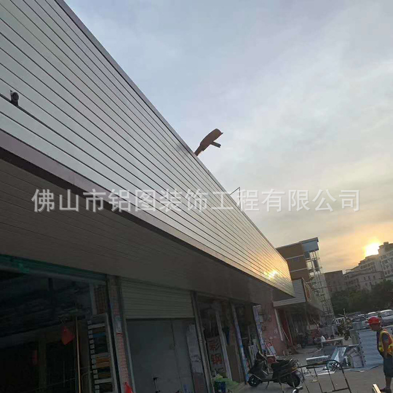 街道改造长条形铝条扣铝方通装饰 户外门头r型c形木纹条扣板幕墙