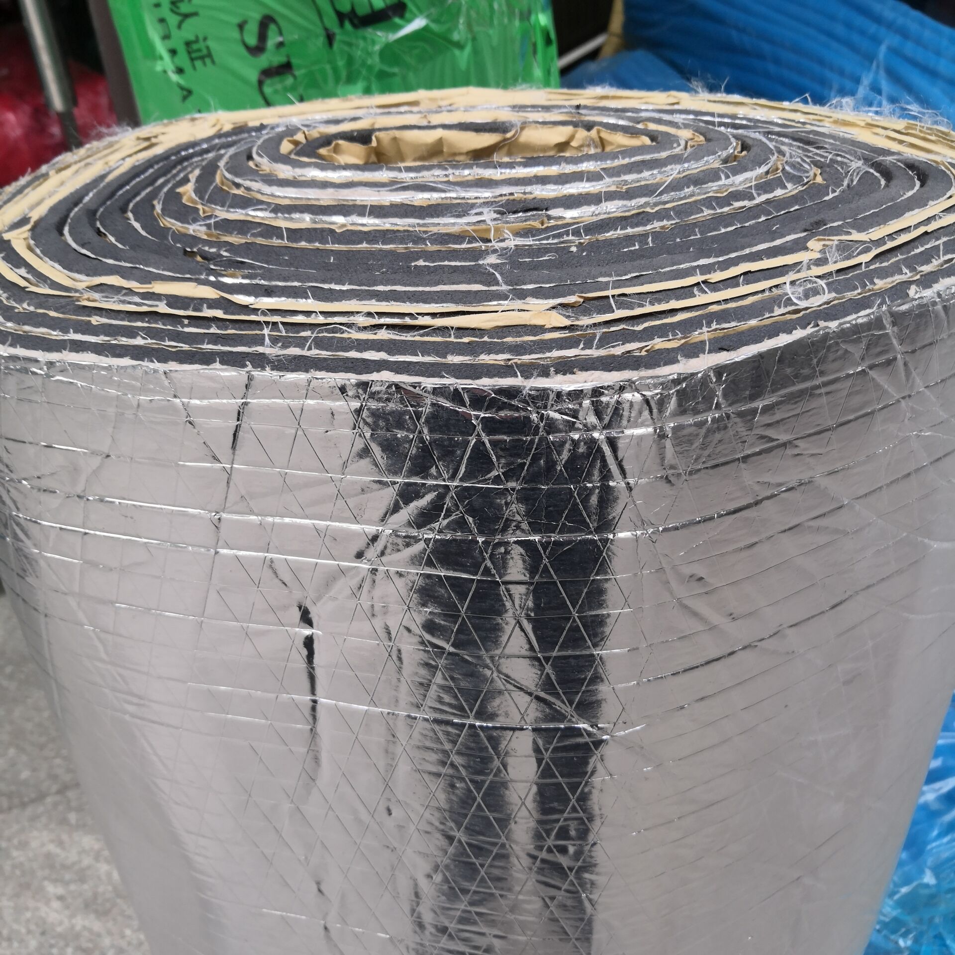铝箔隔热棉屋顶橡塑保温棉耐高温防火防水防晒隔热板像塑保温管