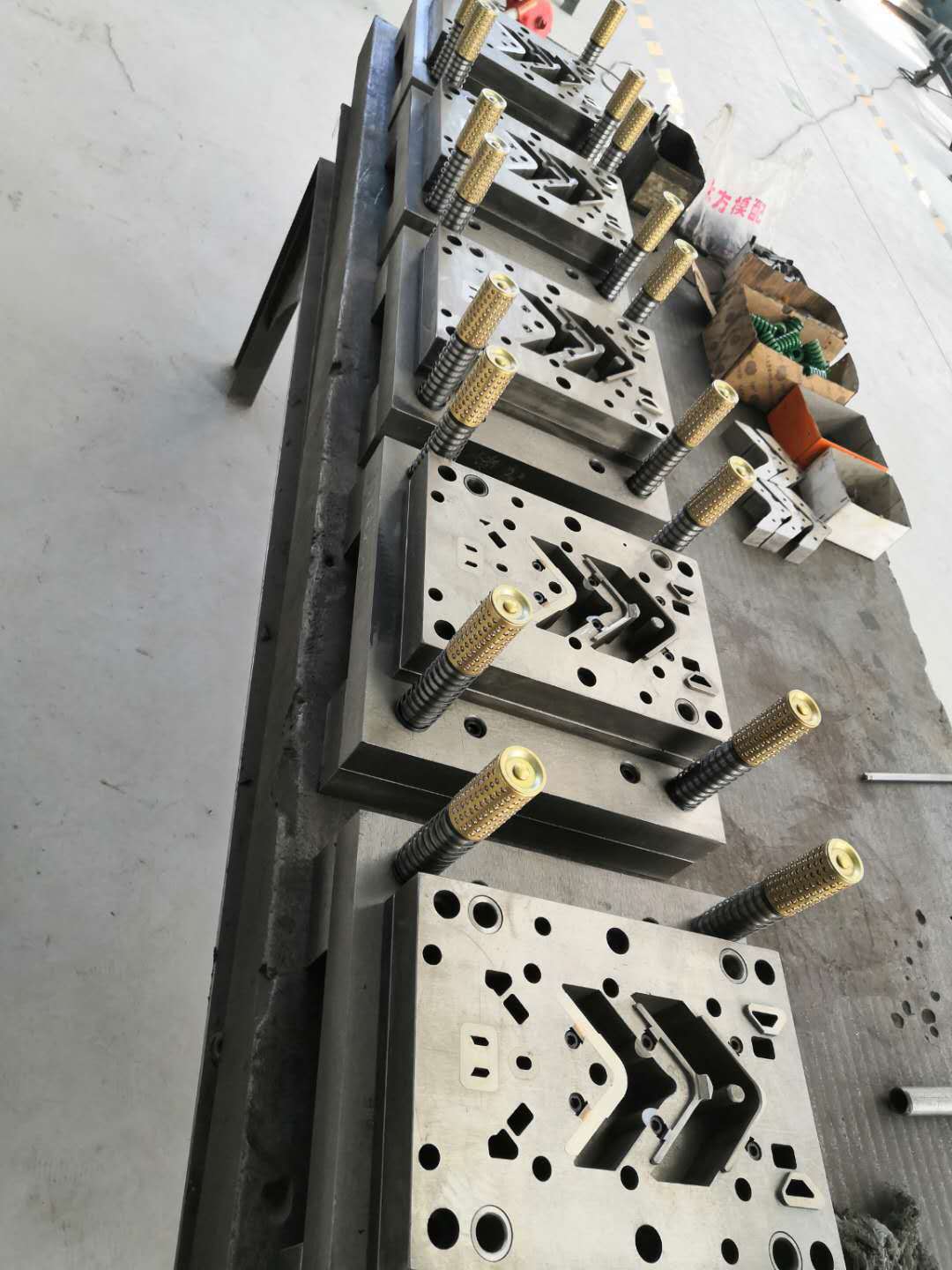 京南成型角码模具 冲压成型模 级进模 连续模