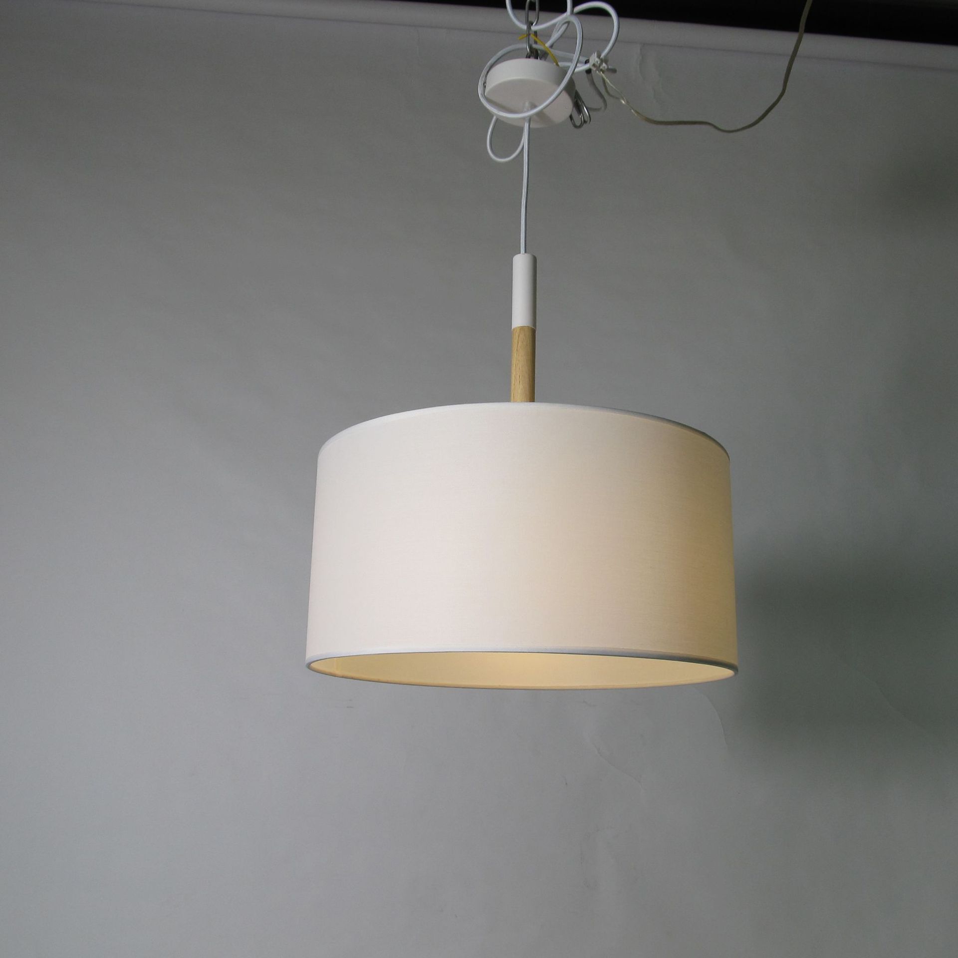 新中式现代简约个性创意吊灯卧室餐厅布罩圆形吊灯木质纯色装饰灯