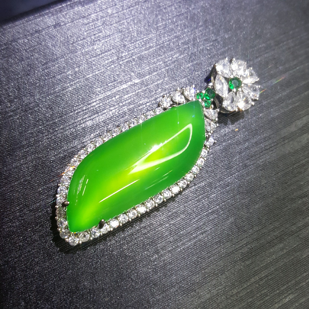 天然高冰绿玉髓玛瑙吊坠 豪华s925银透光随形无事牌坠子 帝王绿