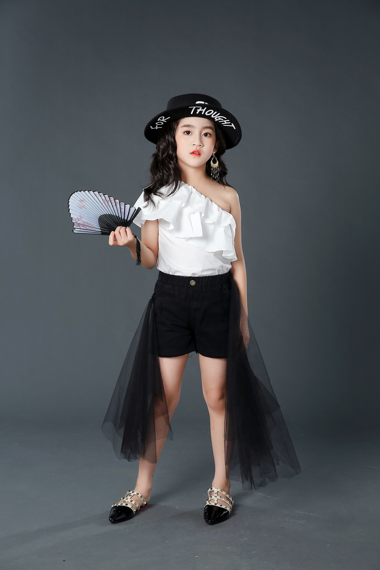 女童荷叶肩走秀潮服时尚儿童模特比赛演出服黑白色车模摄影酷礼服