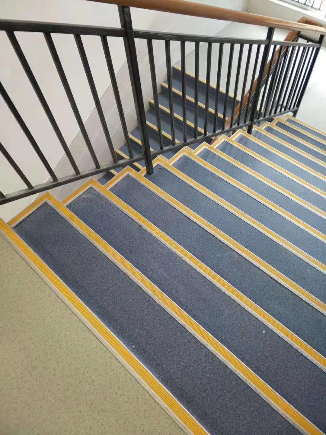 厂家直供铝合金防滑条楼梯扣角楼梯包角楼梯防撞护角止滑防护-阿里巴
