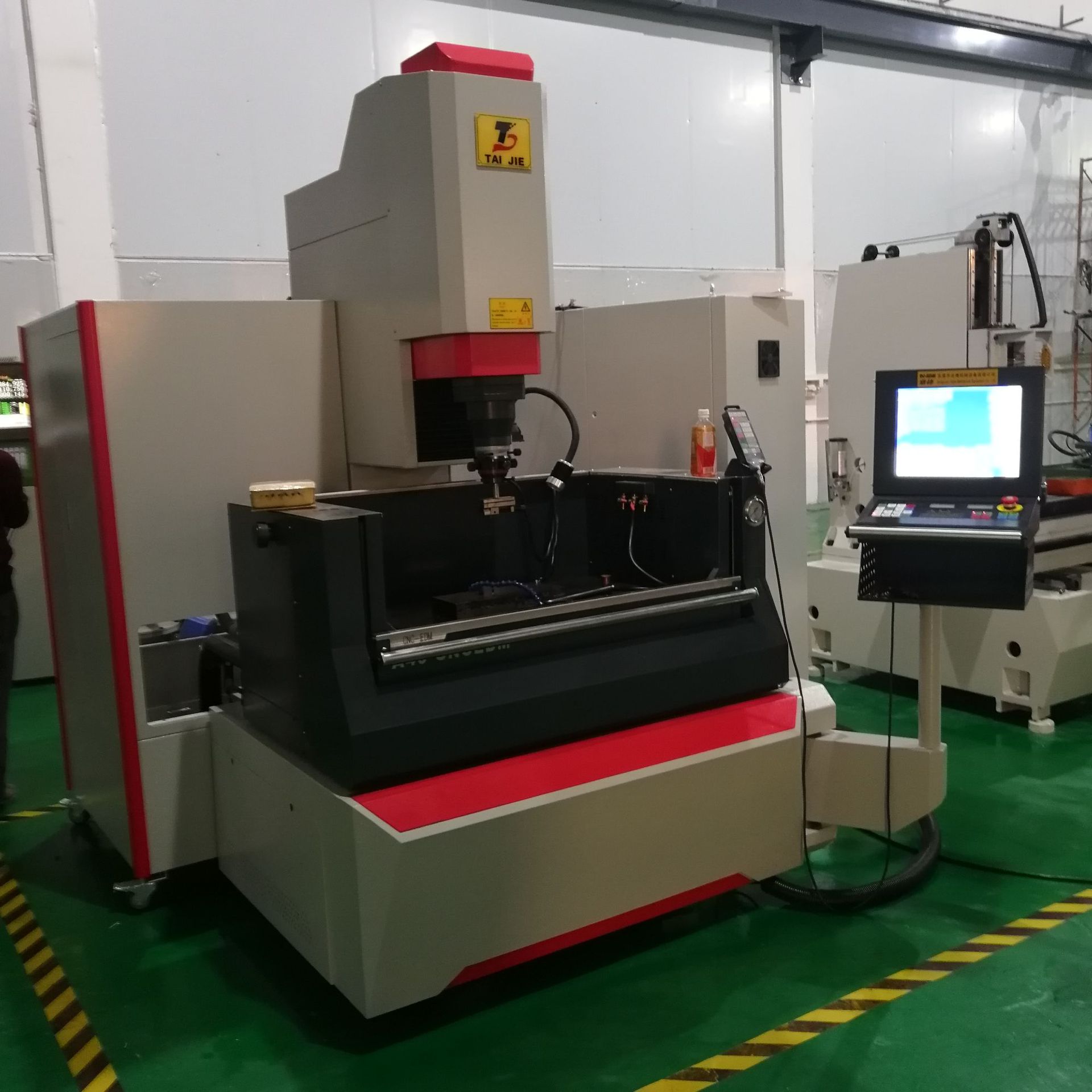 厂家直销a30高精度镜面火花机 放电加工机床 cnc钨钢石墨火花机