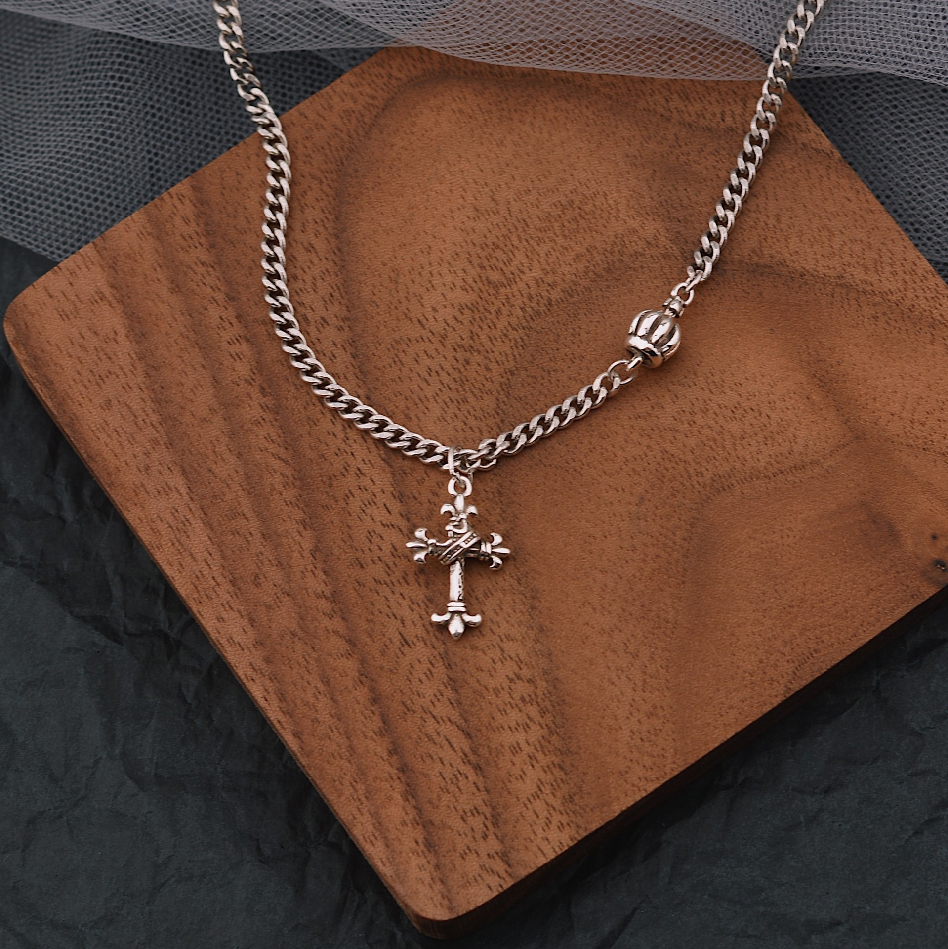 欧美时尚定制潮流泰银十字架吊坠项链女简约轻奢皇冠十字架毛衣链