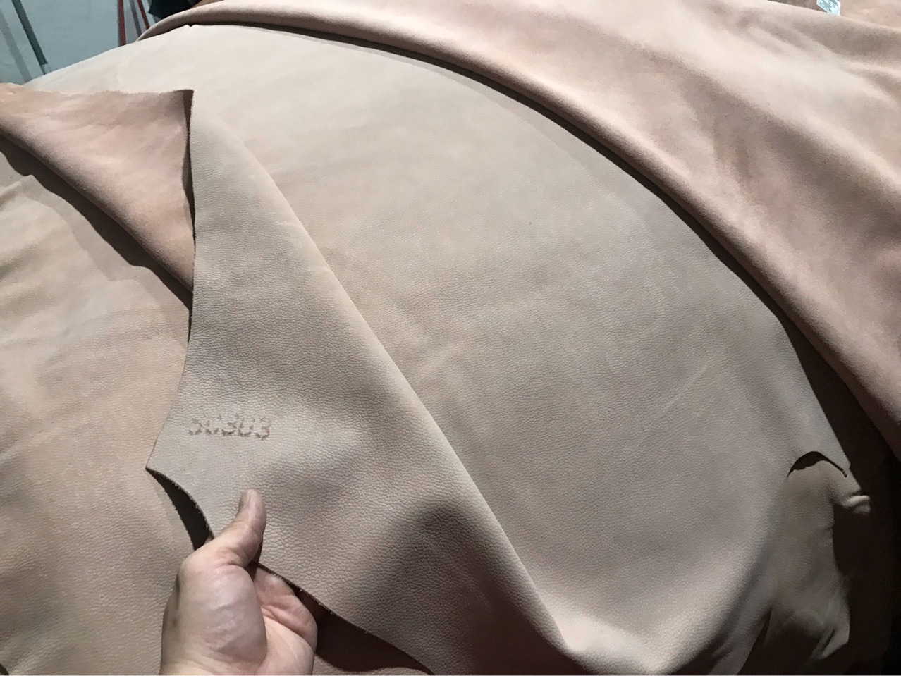 裸粉色米色头层牛皮磨砂皮12mm鞋面牛皮服装皮革12尺