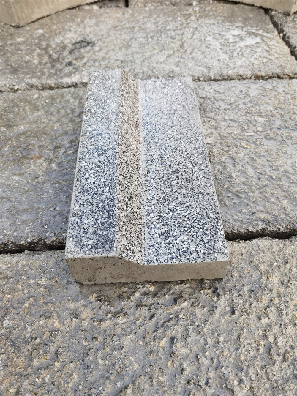 公司拥有强大的研发团队,先进的人造石材生产线,开发了几大类,上百个