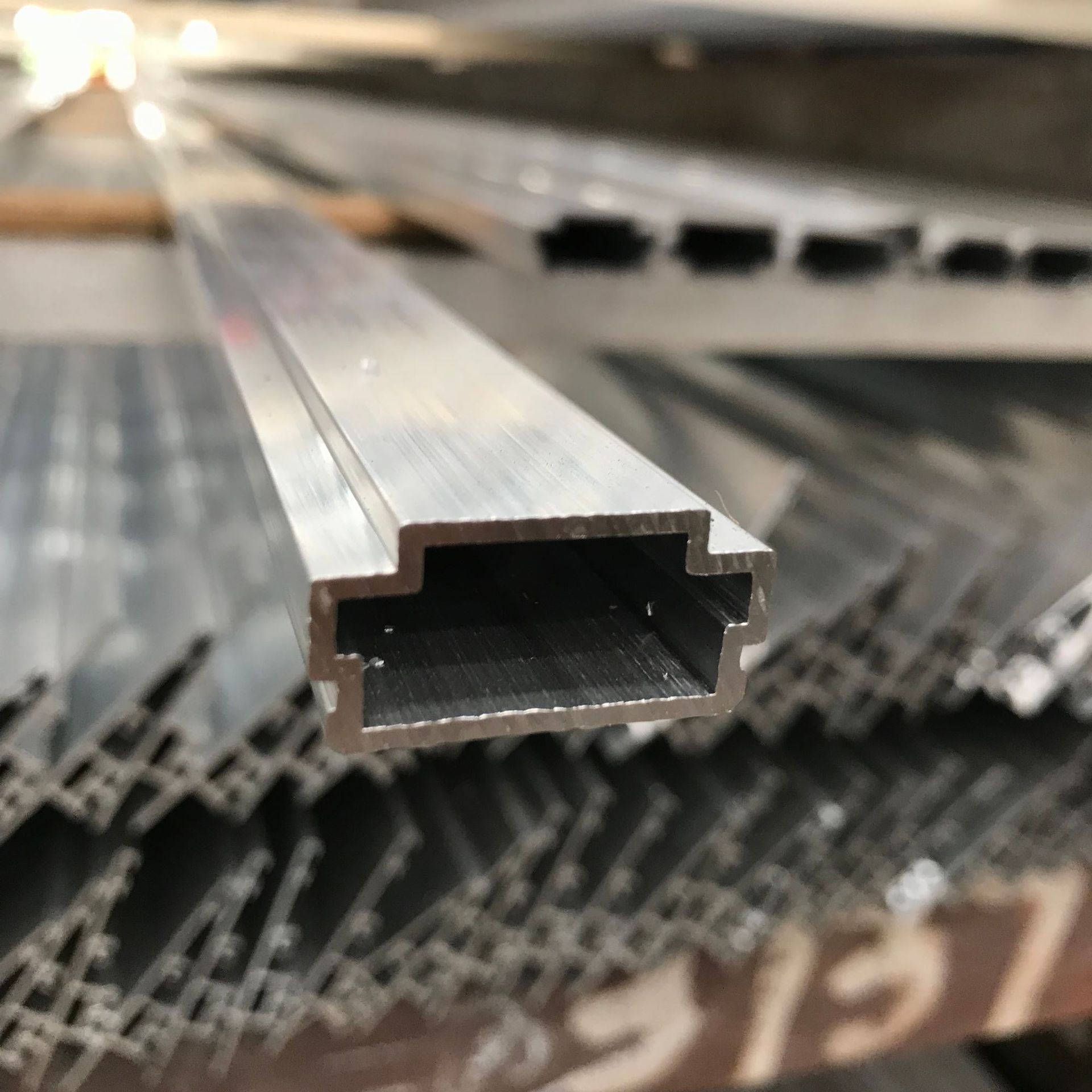 现货批发凤铝铝合金门窗型材喷涂氧化电泳铝门窗材料现货