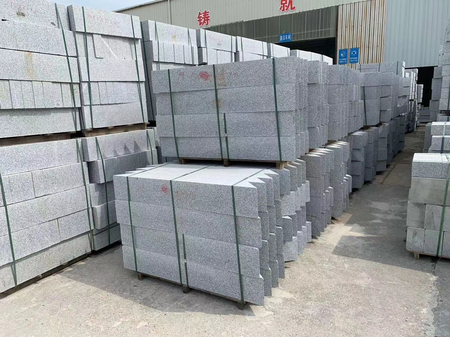 罗田芝麻灰花岗岩矿山销售 火烧面荔枝面深灰麻 庭院广场横道地铺