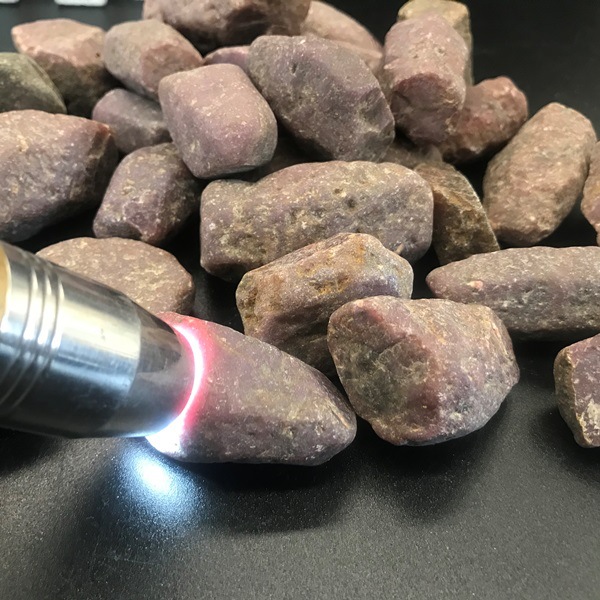 马达加斯加天然柱形红刚玉矿物晶体原石红宝石原石