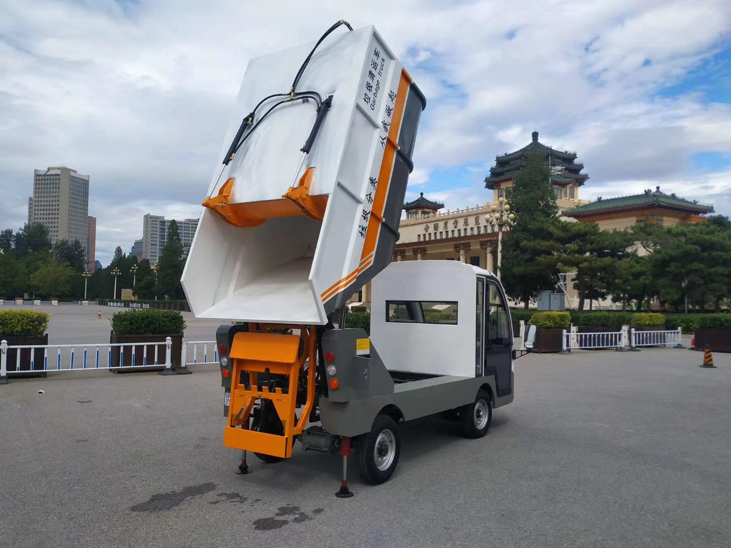 电动四轮吊桶车电动四轮垃圾转运车后吊桶垃圾转运车