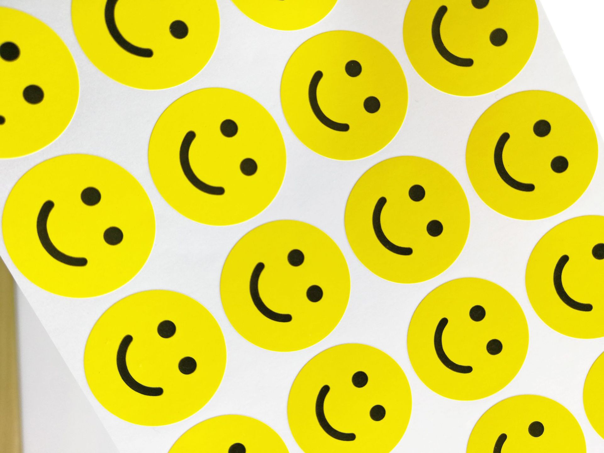 现货批发圆形黄色笑脸不干胶标签纸表情标贴创意墙贴装饰卡通贴纸