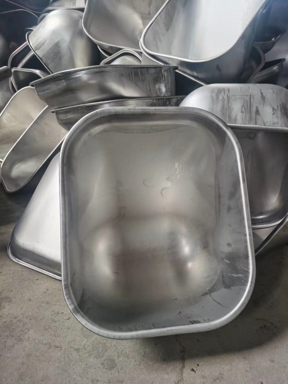 猪用加厚304材质 不锈钢母猪食槽 整体拉伸耐磨母猪配件量大优惠